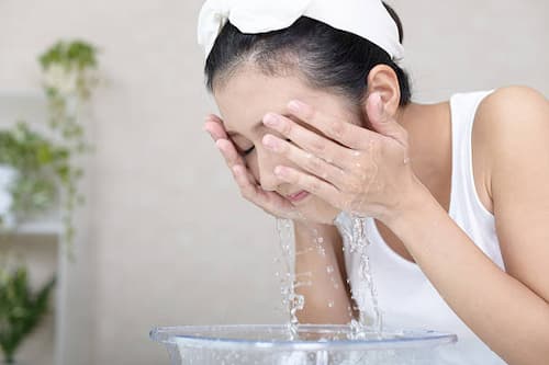 Rửa mặt sạch trước khi rửa bằng nước vo gạo