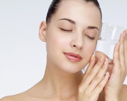Các Bạn Nữ Nên Làm Gì Để Hạn Chế Mụn Trứng Cá Tuổi Dậy Thì? 2 Uống đủ lượng nước ngừa mụn trứng cá
