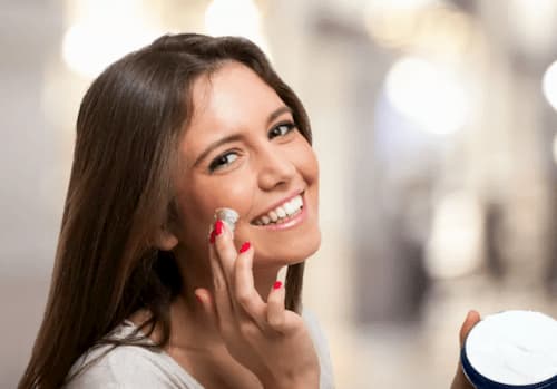 Cách đánh kem nền không bị mốc cho ngày dài thêm tươi! 1 Dưỡng ẩm đóng một vai trò cực kì quan trọng không chỉ trong việc nuôi dưỡng làn da mà cả trong makeup