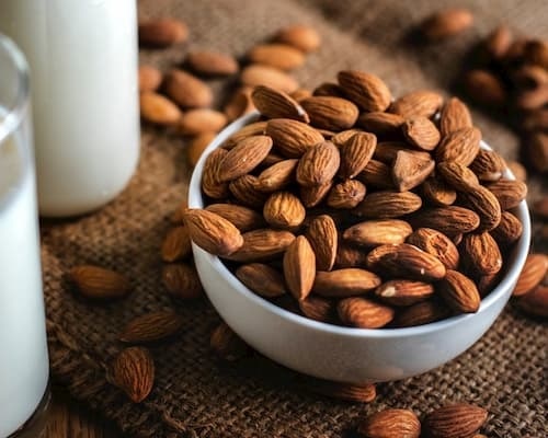 7 Cách chữa thâm mắt hiệu quả, an toàn, tiết kiệm chi phí 2 Dầu hạnh nhân chứa nhiều Vitamin E giúp làm mềm da và chữa thâm mắt hiệu quả