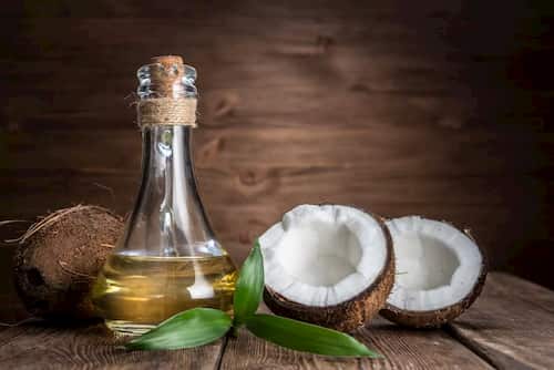 Da Khô Dùng Kem Dưỡng Ẩm Nào Để Đạt Được Hiệu Quả Tốt Nhất 1 Dầu dừa có thể là chất dưỡng ẩm tuyệt vời cho da khô, nhưng không phải với làn da bị mụn!