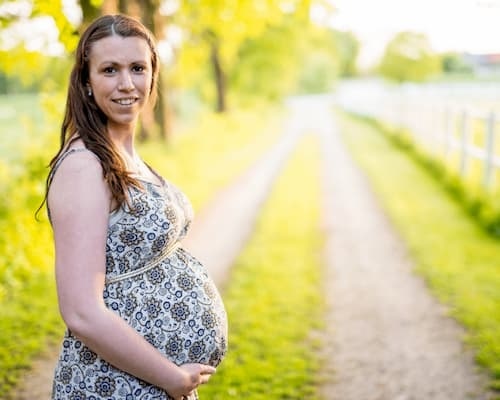 Trong lúc mang thai da mặt mẹ bầu thường bị nám, tàn nhang… nhưng đừng dùng mỹ phẩm có chứa Corticoid