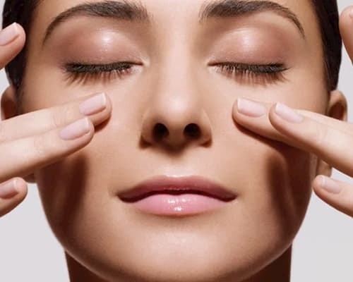 Không nhất thiết phải đến Thẩm mỹ viện, cách trị thâm quầng mắt hiệu quả ngay tại nhà 2 Đừng quên massage vùng mắt vào mỗi sáng và tối