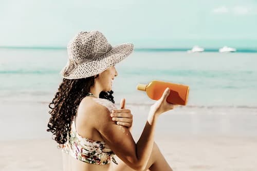 Tẩy tế bào chết da mặt và Hậu quả khi thực hiện sai cách 4 Thoa kem chống nắng cho cả mặt và body khi ra ngoài