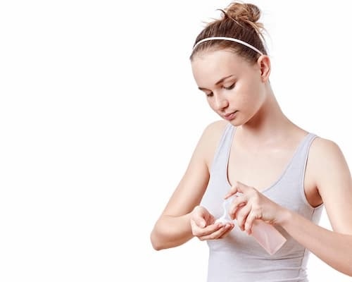 Tẩy tế bào chết để làm gì? Có thật sự cần thiết không? 4 Đừng quên dùng nước hoa hồng để cân bằng da sau khi rửa mặt nhé!