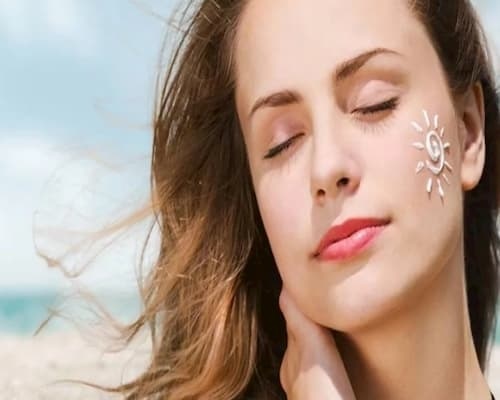 90% phụ nữ không biết tẩy tế bào chết hóa học là gì? Xem ngay! 4 Thoa kem chống nắng mỗi ngày để tránh tác động của tia UV