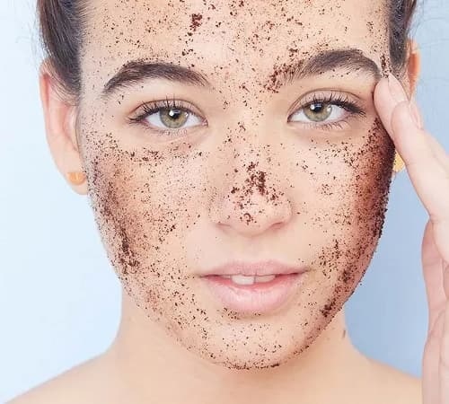 5 Lưu ý khi tẩy tế bào chết da khô 2 Tẩy tế bào chết vật lý bằng các hạt scrub có kích thước to sẽ gây tổn thương cho da