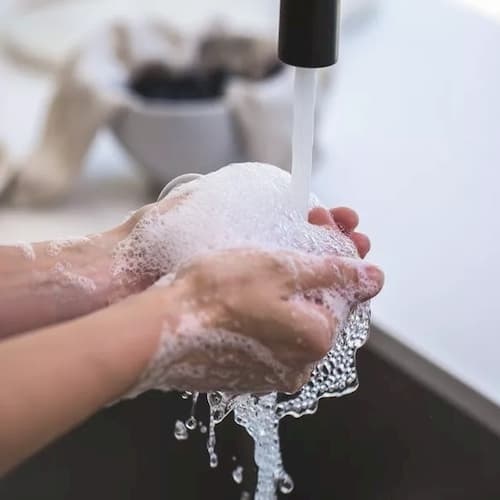 Chỉ rửa sạch da bằng nước không thể tẩy hết tế bào chết cho da