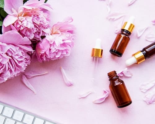 Tẩy tế bào chết xong đắp mặt nạ được không? Xem để biết kết quả 3 Cứ sau mỗi lần tác động vào da đừng quên thoa nước hoa hồng để cân bằng nhé!