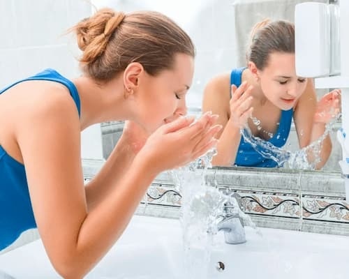Tẩy tế bào chết xong đắp mặt nạ. Nên hay không? 1 Làm sạch da mặt trước khi tẩy tế bào chết