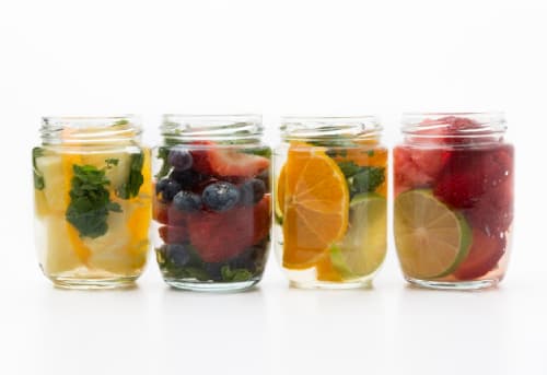 Thức uống detox là kết hợp nước lọc và các loại trái cây giàu vitamin