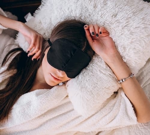 Cẩm nang trị thâm quầng mắt triệt để cho đôi "cửa sổ tâm hồn" 6 Ngủ đủ giấc, không thức khuya sau 23h