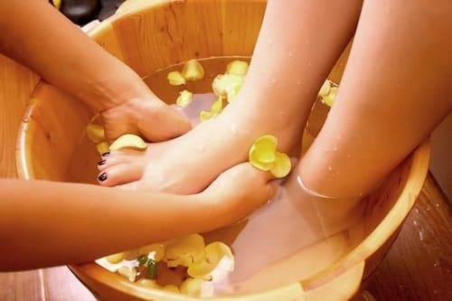 Ngâm chân thảo dược cũng là cách thải độc tố hiệu quả cho bà bầu Ngâm chân thảo dược cũng là cách thải độc tố hiệu quả cho bà bầu