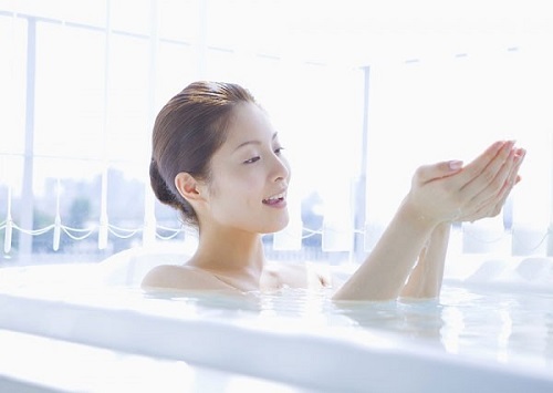Viêm lỗ chân lông ở lưng và mụn lưng có giống nhau không? 2 Tắm và vệ sinh lưng sạch sẽ mỗi ngày giúp giảm viêm lỗ chân lông ở lưng