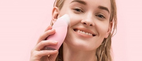 Mụn đầu đen ở mũi có trị triệt để được không? 2 Máy rửa mặt với cấu tạo của đầu cọ silicon mềm cùng công nghệ sóng rung chạm đến từng lỗ chân lông giúp loại bỏ 99% bụi bẩn còn sót lại, giảm mụn đầu đen ở mũi