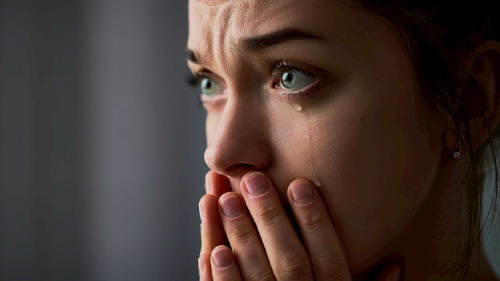 Bạn có biết - tại sao mắt sưng lên sau khi khóc?