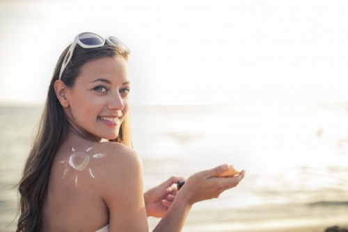 Thoa kem chống nắng cho cả mặt và cơ thể giúp bảo vệ da, trị vết thâm do mụn