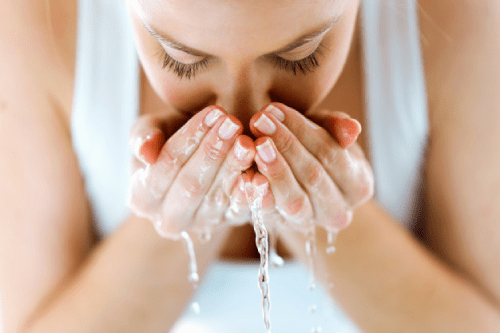 Mụn đầu đen và những điều chưa biết! 3 Để làm sạch chuyên sâu cho da chúng ta cần double cleansing - làm sạch da 2 bước với dầu/nước/sữa tẩy trang và sữa rửa mặt.