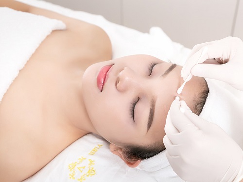 Tổng quan về Mụn đầu trắng và Nguyên nhân 5 Lấy nhân mụn đúng cách bằng tăm bông