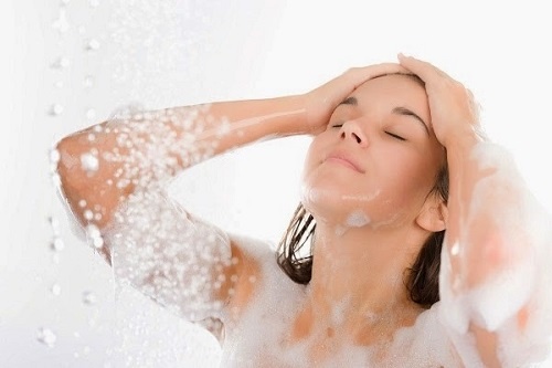Viêm lỗ chân lông có lây không? Cách phòng tránh như thế nào? 4 Tắm rửa và vệ sinh da hằng ngày