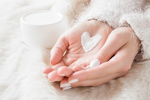 Các Nguyên Nhân Gây Nên Mặt Bị Dị Ứng Đỏ Ngứa 2 Dị ứng mỹ phẩm là nguyên nhân phổ biến nhất gây ra tình trạng mặt bị dị ứng đỏ ngứa