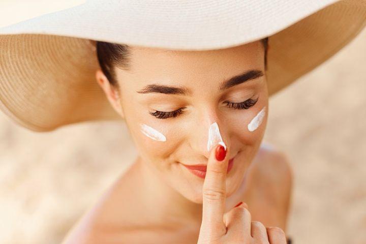Kem chống nắng trước khi dùng kem nền có tác dụng bảo vệ da tốt hơn