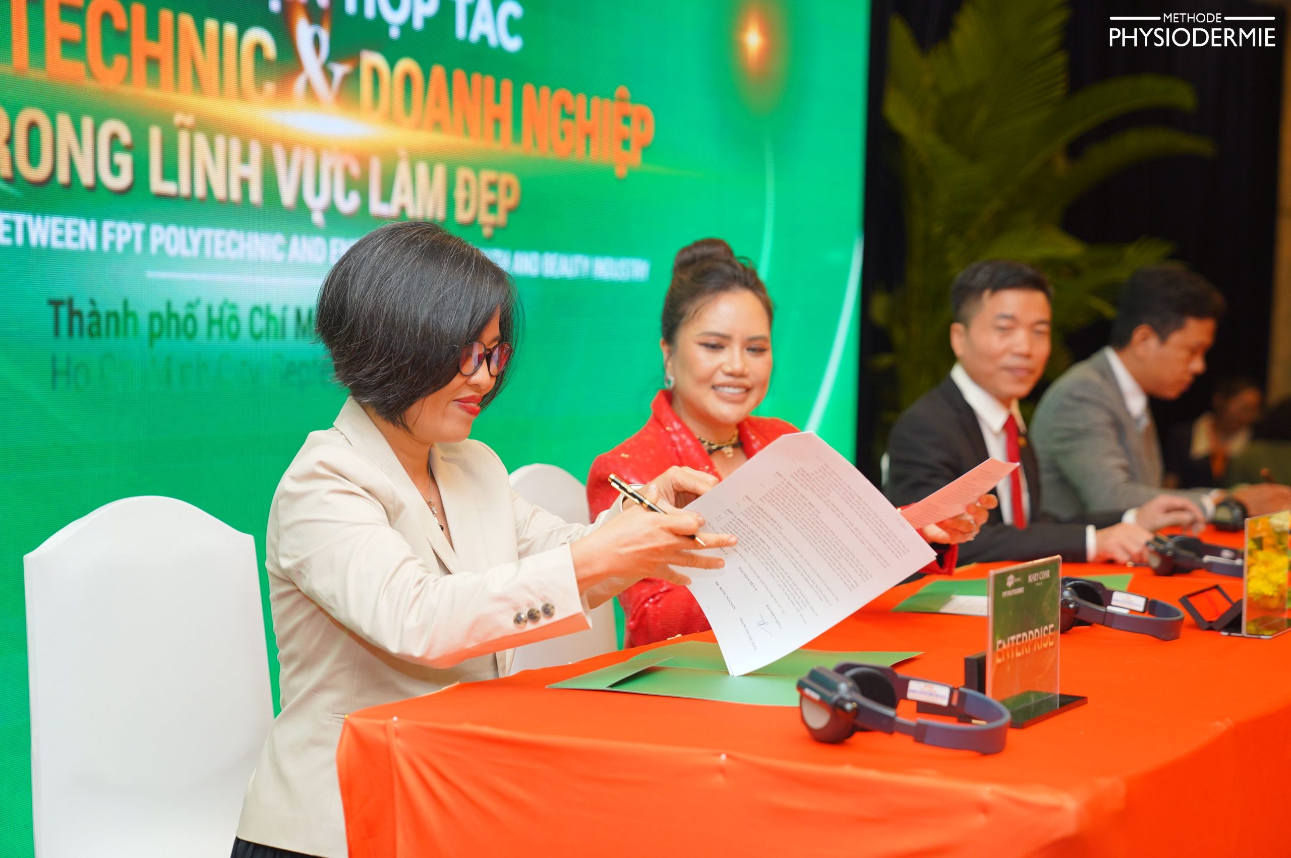 Bà Trương Thị Tuấn Phương- Phó GĐ Công ty CP Gỗ Đỏ đại diện ký kết thỏa thuận hợp tác