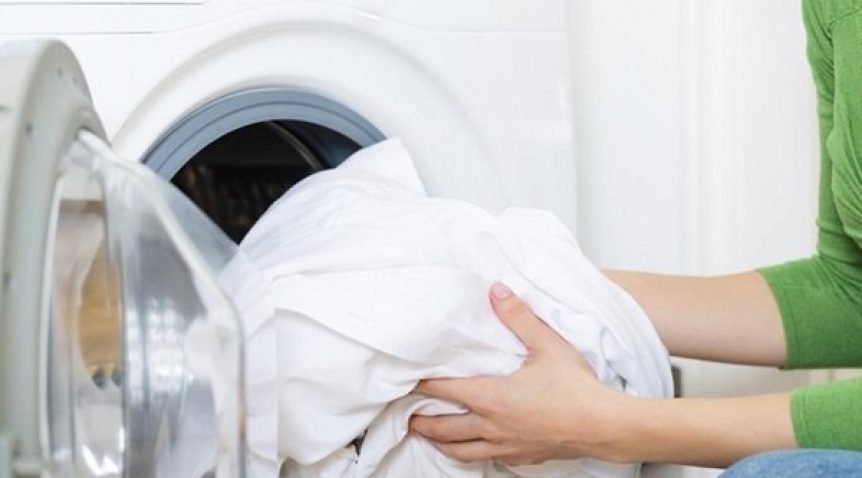 Giặt giũ chăn, gối và phơi nắng thường xuyên giúp phòng bệnh viêm da do ký sinh trùng Demodex