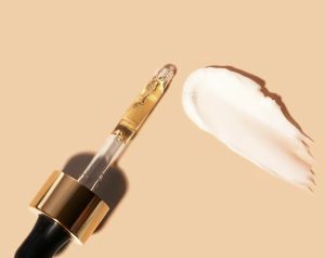 Ap dung phuong phap sandwich khi skincare Retinol cho da nhay cam