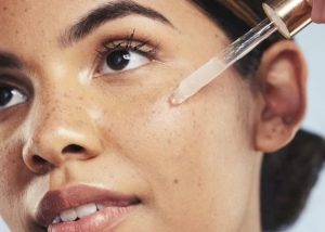 De tranh sam da khi dung Retinol hay boi tren lan da kho hoan toan