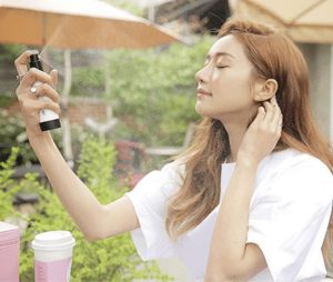 Cac tia phun suong cua kem chong nang dang xit mong nhe nen tham nhanh khong tao cam giac bi bach cho da