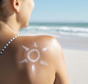 Nen dung kem chong nang dang boi tren lan da kho de phat huy toi uu hieu qua bao ve da