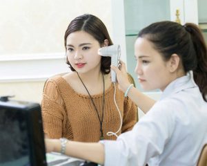 Bac si tien hanh soi da de xac dinh tinh trang muc do sac to melanin de dua ra cach tri nam da