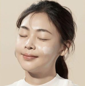 Boi kem chong nang thuong xuyen khi dung Adapalene hay Retinol de tranh kich ung