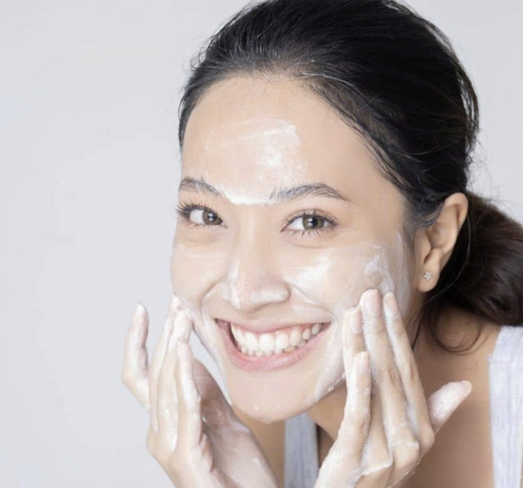 z7336532974984 8ca312d4a5bf2a256551b2eeec0a97bd lam-sach-da-voi-sua-rua-mat