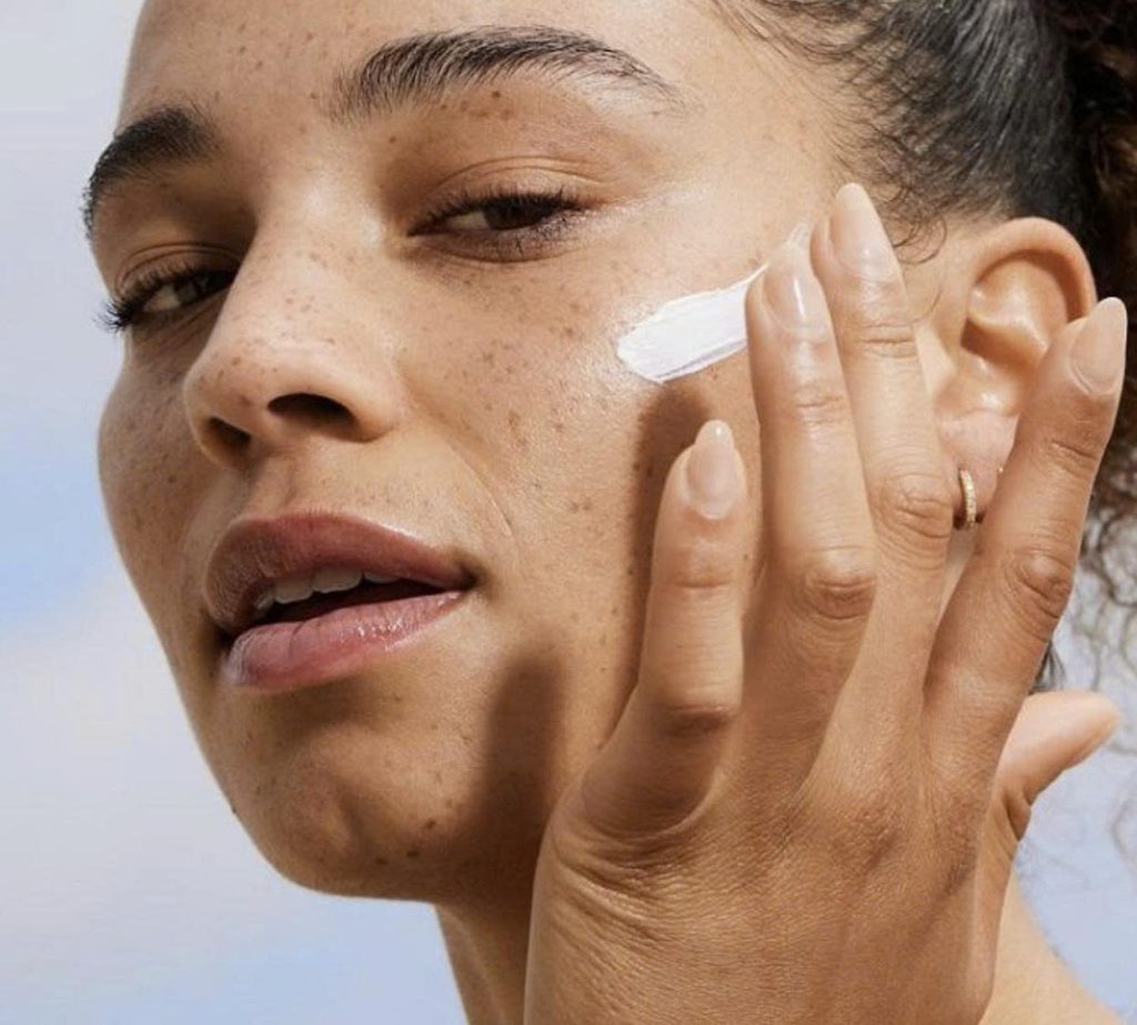 z7336532975021 bd0c311fb532301ecd8d60beff642e1d kem-chong-nang-cham-soc-da-kho