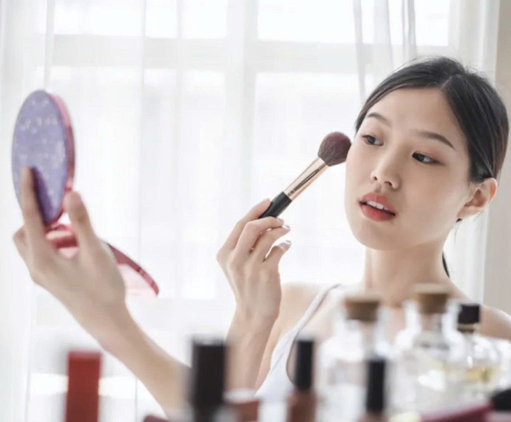 z7364123395607 13bb978ce83a6a6f30bc9c958dc70d46 tranh-trang-diem-ngay-sau-peel-da